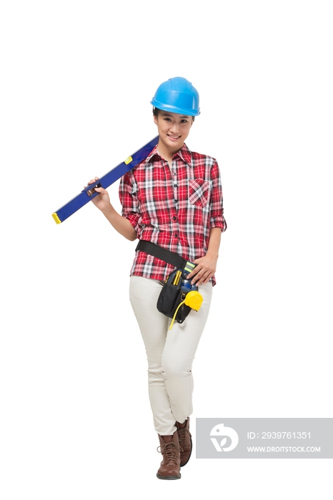 年轻的女建筑工人拿着水平仪