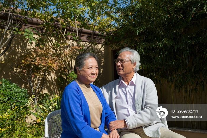 老年夫妻在院子里