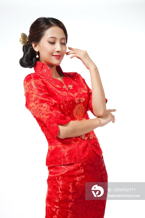 棚拍身穿中国传统服装的年轻女人