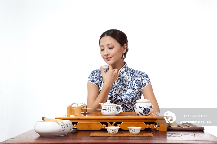 棚拍身穿中国传统服装的年轻女人品茶