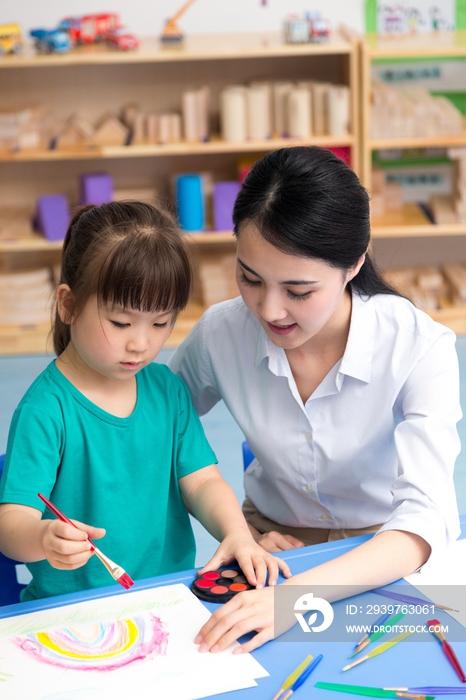 幼儿园女老师辅导儿童画画