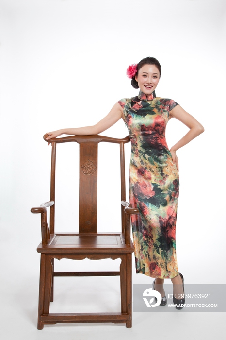 棚拍身穿中国传统服装的年轻女人和中式椅