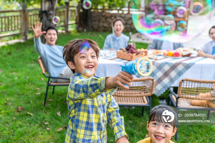 全家人在野餐