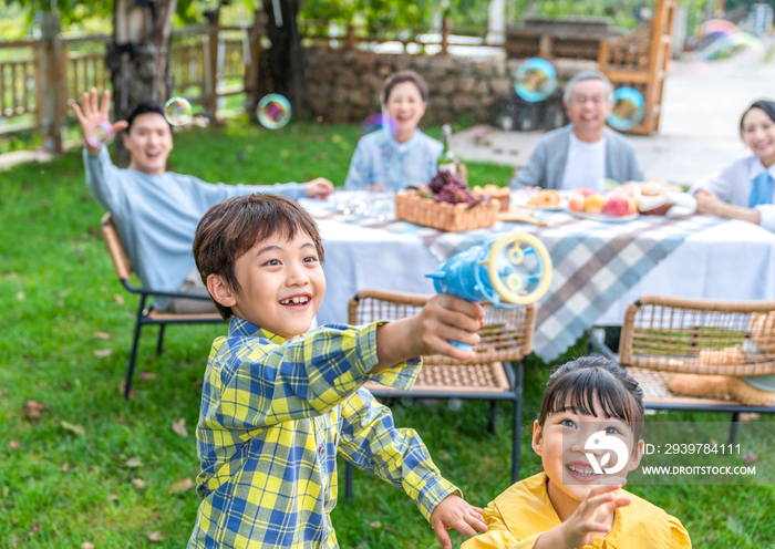 全家人在野餐