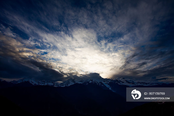 夕阳山顶图片素材