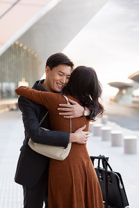 情侣在机场拥抱